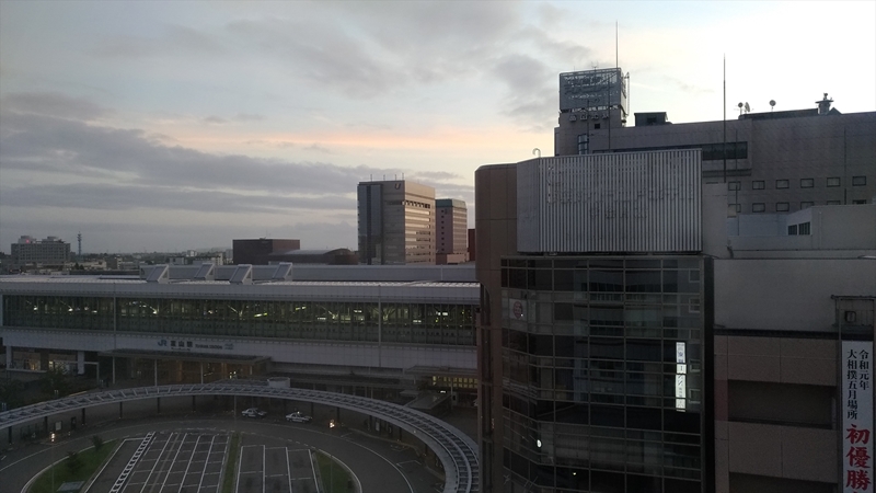富山駅の朝